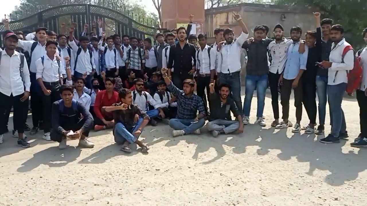 पॉलिटेक्निक कॉलेज गेट पर गरजे छात्र
