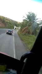 Carro forte tomba após colisão com carreta em Jequiá da Praia