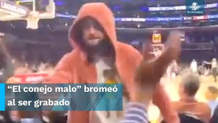 Bad Bunny cisca a fan al fingir arrebatarle su celular