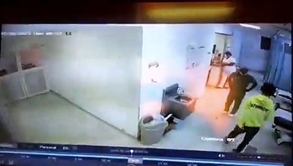 Video: hombre entra a hospital y agrede personal médico en Salcedo