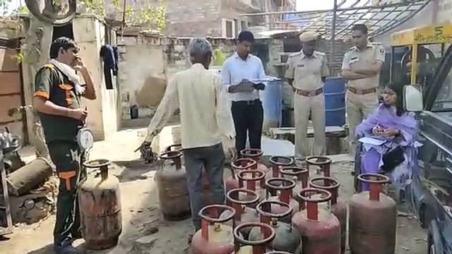 गैराज में गैस की अवैध रिफिलिंग, 22 सिलेण्डर जब्त