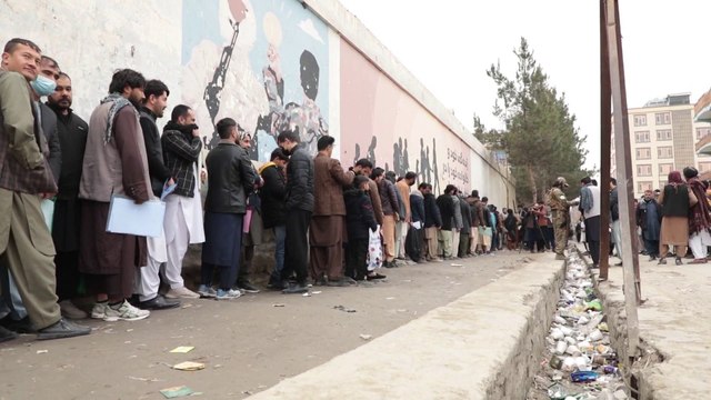 طالبان تبدأ إصدار جوازات السفر بعد طول الانتظار.. والعربية ترصد التوزيع