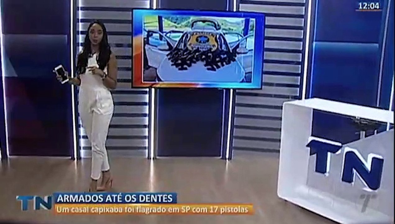 Casal em lua de mel é flagrado 'armado até os dentes'