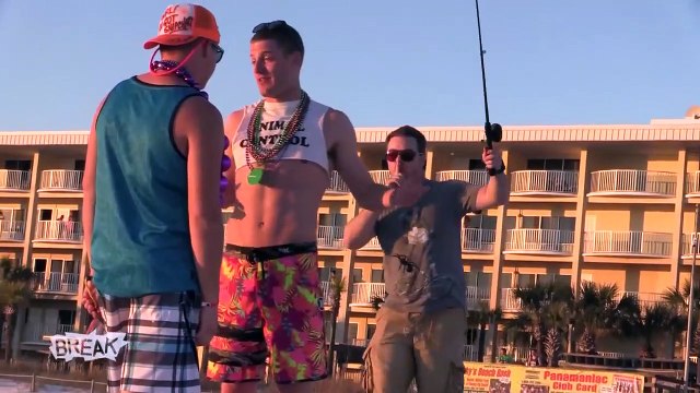Spider Scare Beach Prank (Spring Break Pranks)