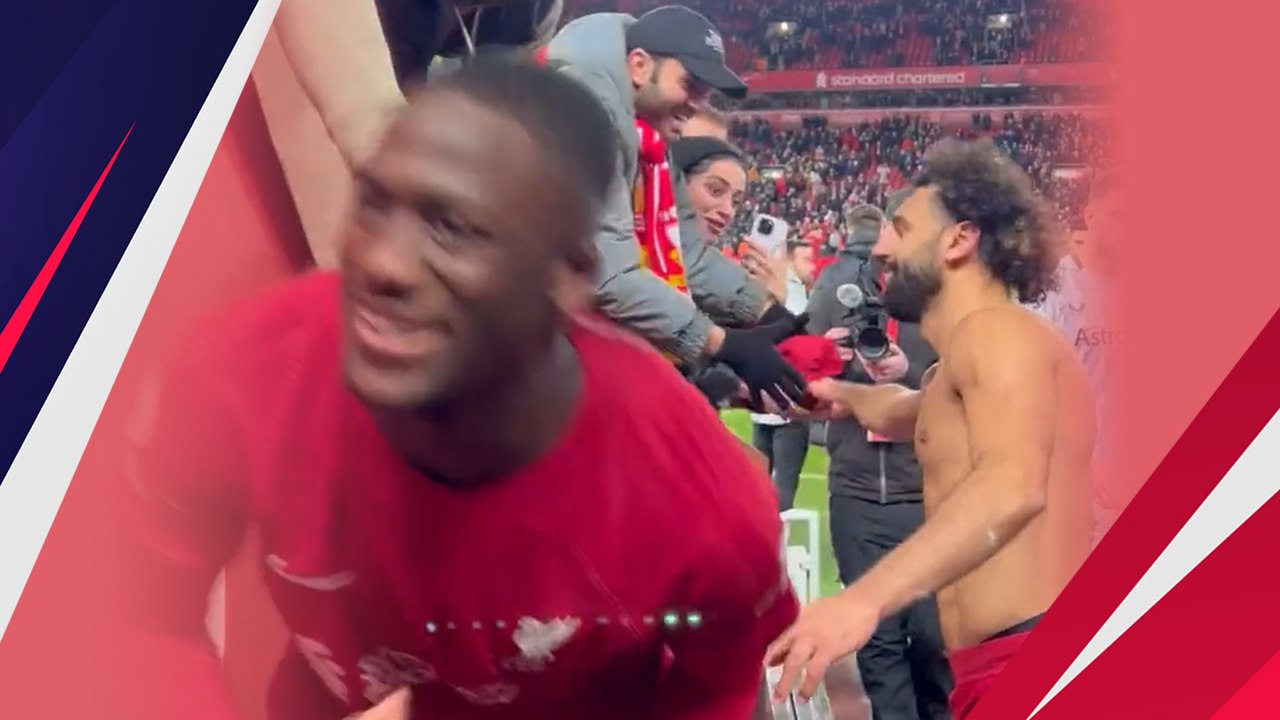 Bawa Liverpool Bungkam Wolves, Mo Salah Bagikan Jersey ke Fans