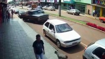 PEGA LADRÃO! Câmera flagra cachorro furtando sacola de calçados no Paraná