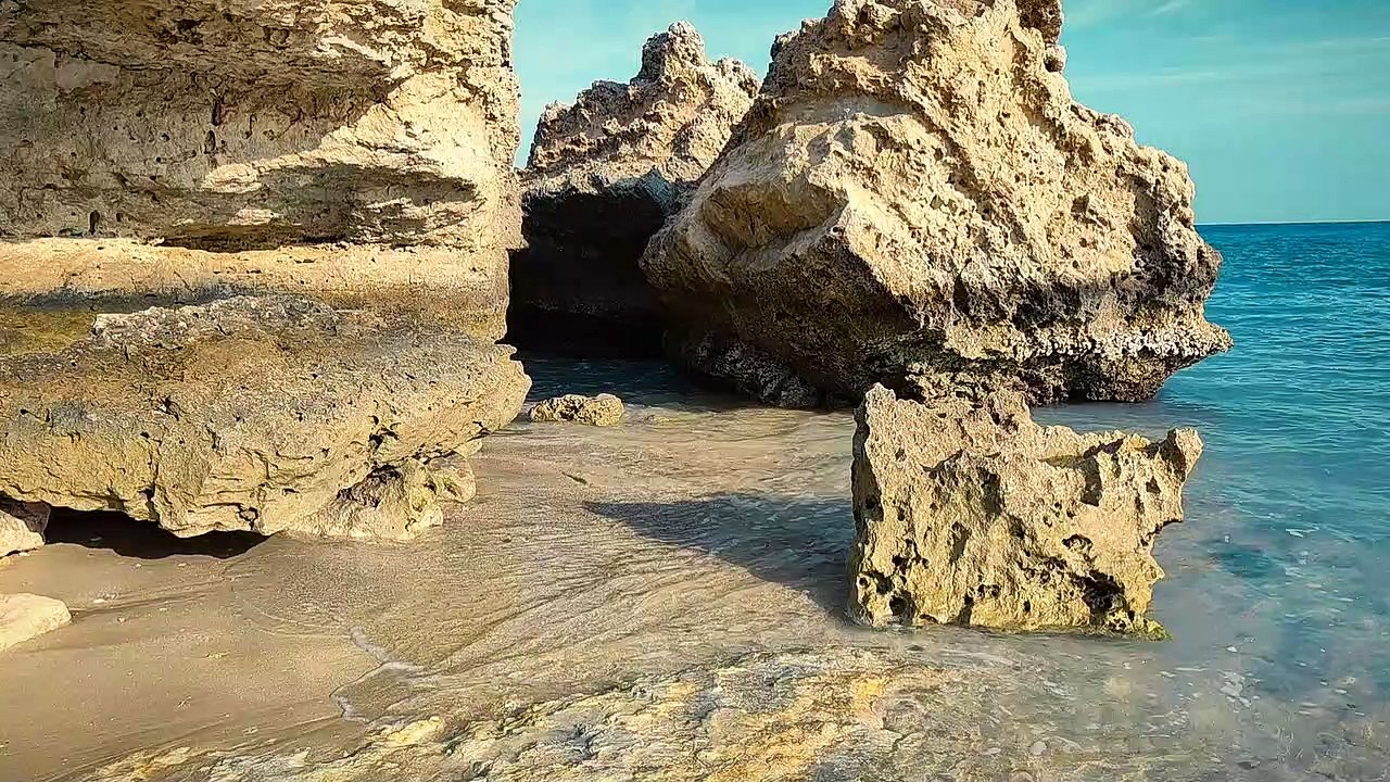 Waves hit the rocks