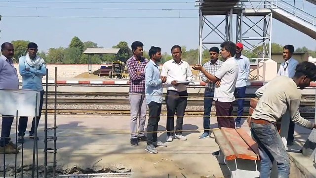 रेलवे स्टेशन पर लिफ्ट लगाने की धीमी चाल पर मुख्य अंभियंता नाराज, जल्द काम पूरा करने के निर्देश