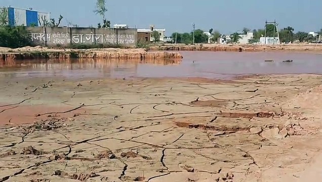 कागजों में दफन हुआ डम्पिंग यार्ड, औद्योगिक क्षेत्र में खाली भूखंडों में डाल रहे कचरा