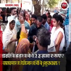 रतलाम (मप्र): शासकीय योजना के आते हीशासकीय कार्यालयों पर लोगों का जमावड़ा