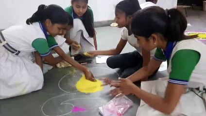 बालिकाओं ने जमीं पर उकेरी कल्पनाओं को रंगों से संवारा