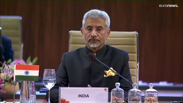 شاهد: وزراء خارجية أمريكا وروسيا والصين يقفون دقيقة صمت في اجتماع مجموعة العشرين