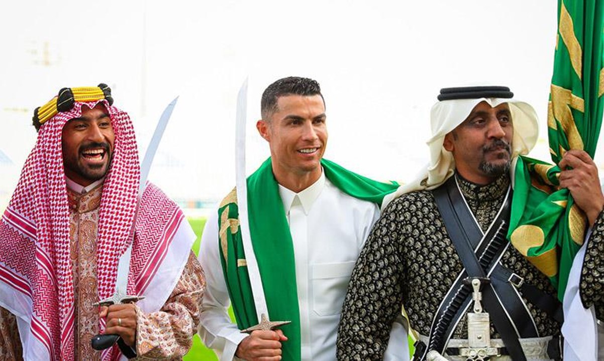 رونالدو يشارك في احتفالات يوم التأسيس مرتيداً زي التأسيس السعودي