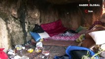 Depremde evi yıkılınca mağaraya yerleşti