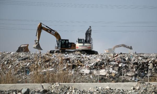 Hatay'da yıkılan binaların enkazı taşınıyor
