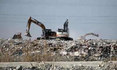 Hatay'da yıkılan binaların enkazı taşınıyor