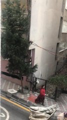 Hırsızlar 'silahımı getirin' çağrısını duyunca neye uğradıklarını şaşırdı!