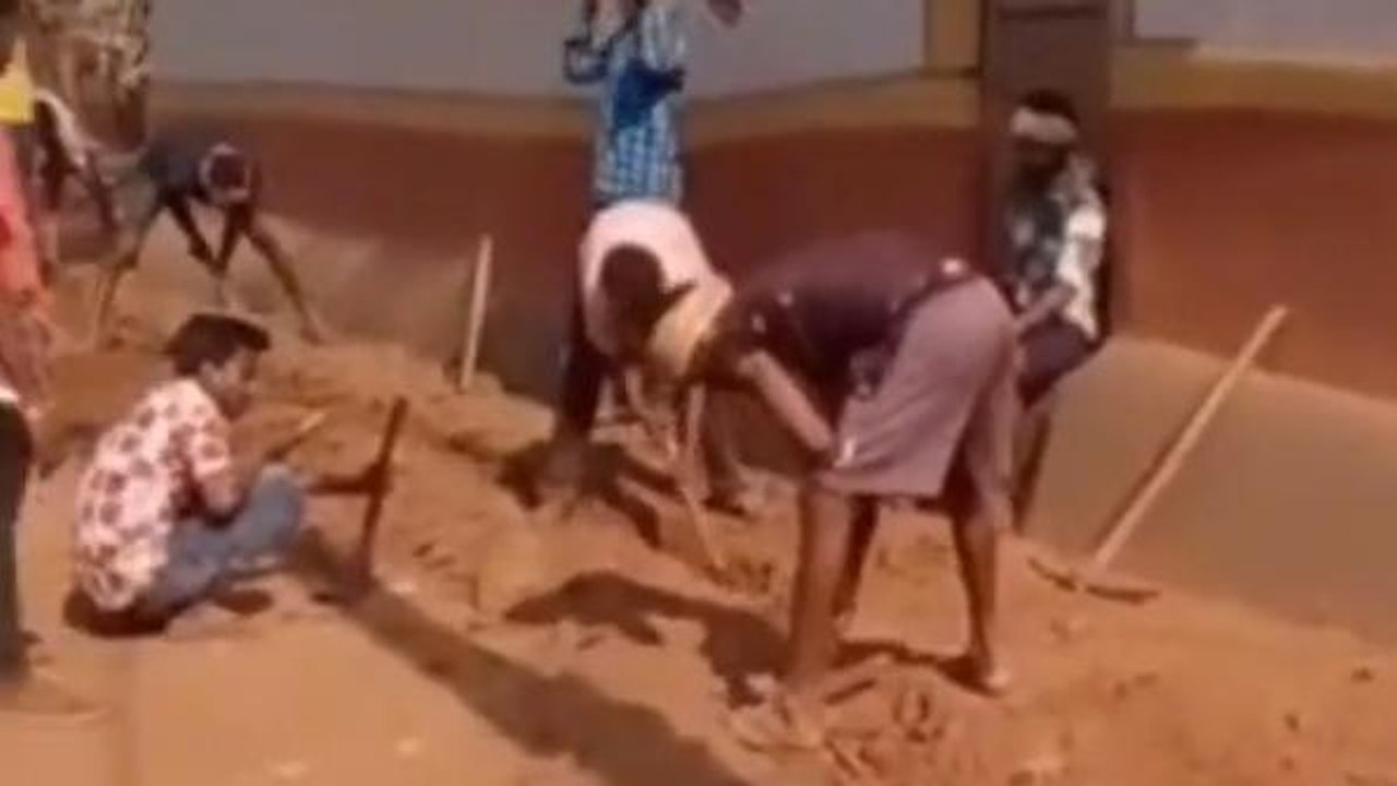 বীরভূমঃ পানীয় জল আনতে একজোট গ্রাম