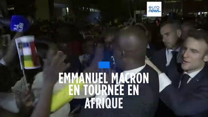 Emmanuel Macron entame sa tournée africaine au Gabon