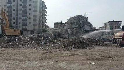 Osmaniye'de Depremde Hasar Gören Binaları İnceleyen Mimar Aktürk: "Binalarda Yapım Hataları Var. Artık Yasal Olarak Her Önüne Gelenin Müteahhitlik...