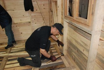 MARANGOZ POLİSLER DEPREMDEN ETKİLENEN EMNİYET MÜDÜRLÜKLERİ İÇİN EVLER YAPTI