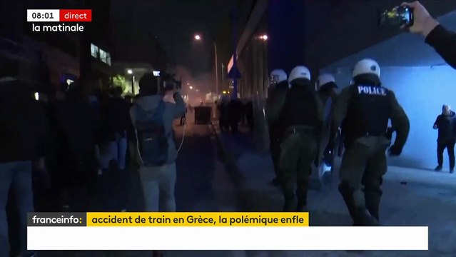 Grèce: Un chef de gare accusé d'être à l'origine d'une catastrophe ferroviaire qui a fait 42 morts, selon un nouveau bilan, témoigne devant la justice à Larissa