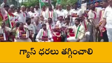 హైదరాబాద్ : గ్యాస్ ధరల పెంపుపై కాంగ్రెస్ నిరసన