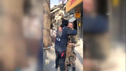 Köpek korkusunu kendisini enkazdan kurtaran Çakıl'la yendi