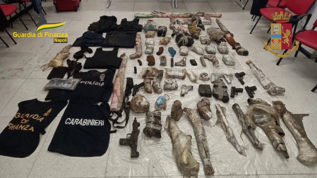 Sequestrate armi e munizioni in un'abitazione a Giugliano in Campania