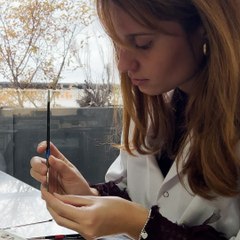 À 21 ans, Josepha est oculariste : elle fabrique des prothèses oculaires