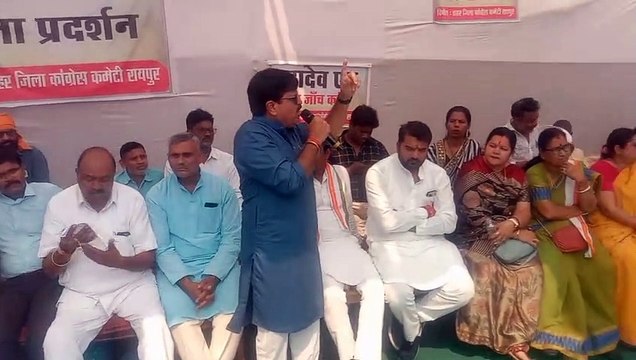 कांग्रेसियों ने ईडी कार्यालय का किया घेराव, केंद्र सरकार के खिलाफ जमकर लगाए नारे