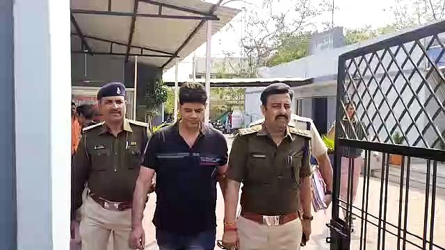 करोड़ों की जमीन की धोखाधड़ी करने का आरोपी दीपक मद्दा उर्फ दिलीप सिसौदिया उर्फ दीपक जैन को मथुरा से गिरफ्तार कर लाए। खजराना थाने में अफसरों ने की पूछताछ।