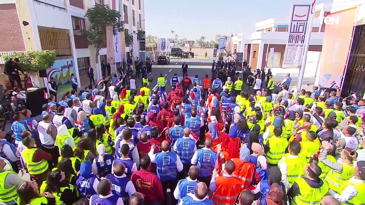 الرئيس السيسي يتفقد مكتبة حياة كريمة داخل مركز الشباب بقرية المعصرة بمركز ملوى بمحافظة المنيا