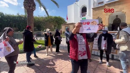 حاملو الشهادات العليا يحر قون نسخا من شهاداتهم الجامعية أمام وزارة التعليم العالي