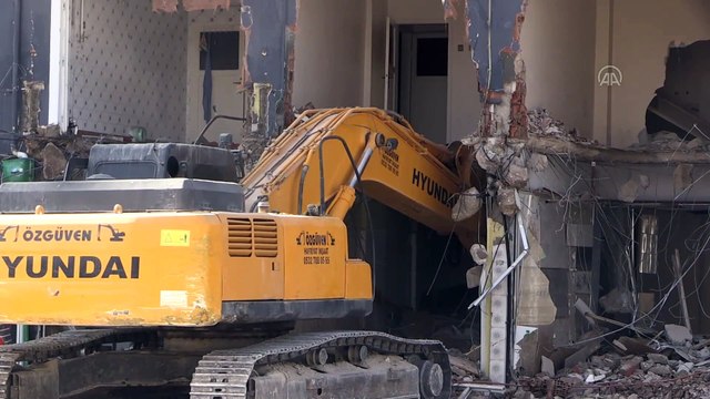 Niğde'de ağır hasarlı binalarda kontrollü yıkım