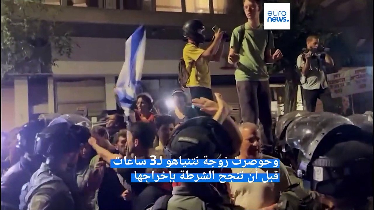 "البلد يحترق وسارة تقص شعرها".. متظاهرون يحاصرون زوجة نتنياهو داخل صالون حلاقة في تل أبيب