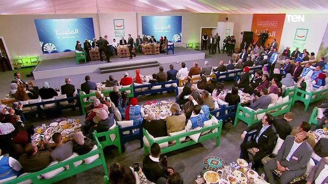 الرئيس السيسي يتناول الافطار مع أهالي قرية المعصرة بمحافظة المنيا