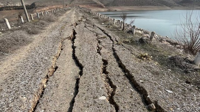 Depremlerde Malatya’da yarıklar oluştu