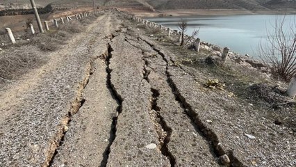 Depremlerde Malatya’da yarıklar oluştu
