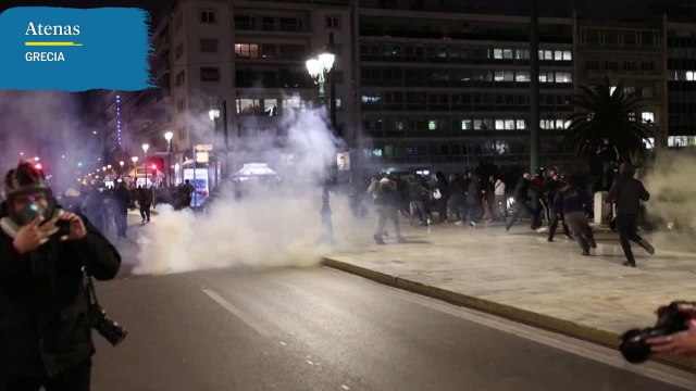 Pelea entre policías y manifestantes en Atenas tras una manifestación contra la compañía ferroviaria