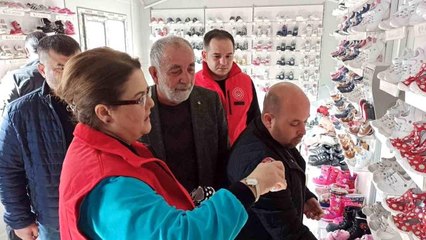Bakan Yanık, depremzede esnaftan yeğeni için ayakkabı satın aldı