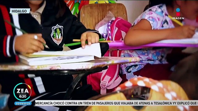 Construyen salón de clases con tablas y cajas de leche en Hidalgo