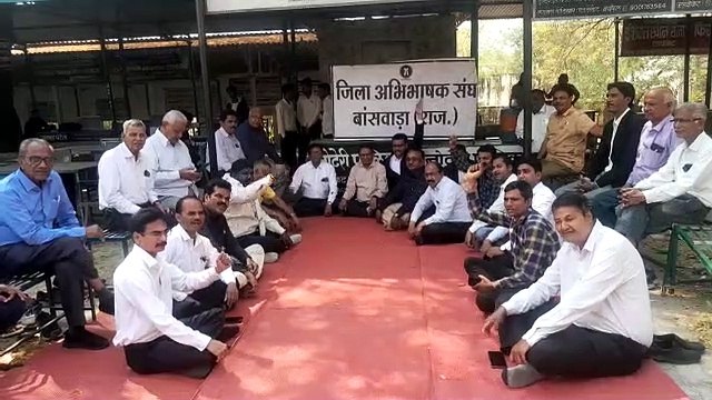 अधिवक्ताओं का धरना प्रदर्शन जारी, पेन डाउन हड़ताल की