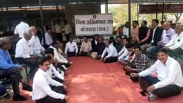 अधिवक्ताओं का धरना प्रदर्शन जारी, पेन डाउन हड़ताल की