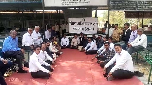 अधिवक्ताओं का धरना प्रदर्शन जारी, पेन डाउन हड़ताल की