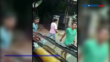 Télécharger la video: Viral! Sopir Truk Dikeroyok Sopir Angkot di Sukabumi, Pelaku Berhasil Diciduk