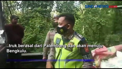 Truk Tak Kuat Menanjak, Puluhan Ton Gula Berserakan di Jalan