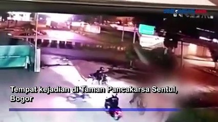 Download Video: Gerombolan Begal Bacok Tukang Ojek Terekam CCTV di Taman Pancakarsa Sentul