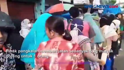 Demi Minyak Goreng Ratusan Emak - emak Rela Antre di Lebak