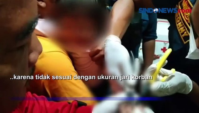 Balita Histeris saat Cincinnya Dipotong Petugas Damkar